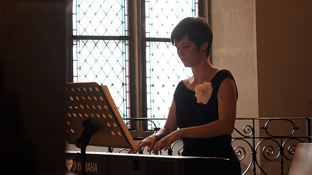 Katharina Litschauer spielt Klavier in der Pfarrkirche Grinzing