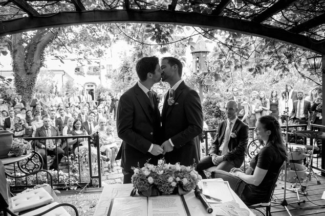 Christian und Michi bei der romantischen Zeremonie in der Laube des Melkerhof in Gumpoldskirchen. Foto: Daniela Schaffrik, A fine choice photography