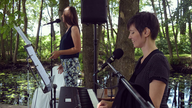 Nina Bauernfeind und Katharina Litschauer musizieren während einer Trauung auf dem Vedahof.