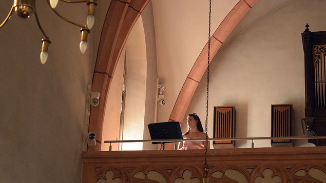 Lena Ruzicka singt in der Pfarrkirche Grinzing.