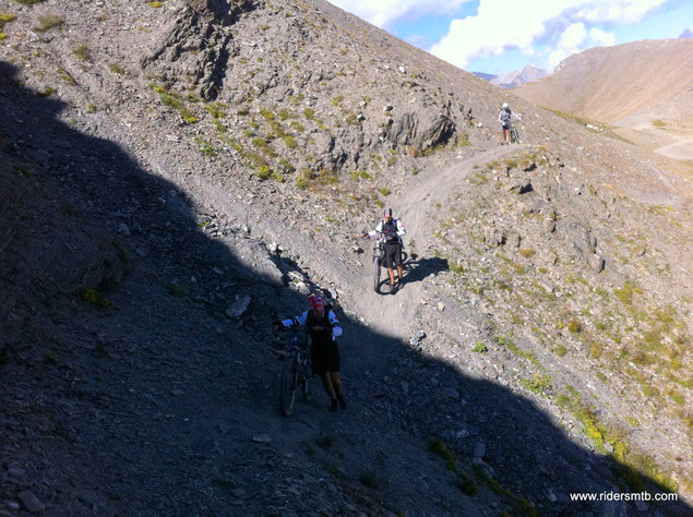 dal Colletto inizia il tratto di single track che ha botte di spintage e portage ci accompagna alla meta