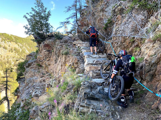 Già dagli inizi si intuisce di quale pasta è fatto il tour, spintage a go go