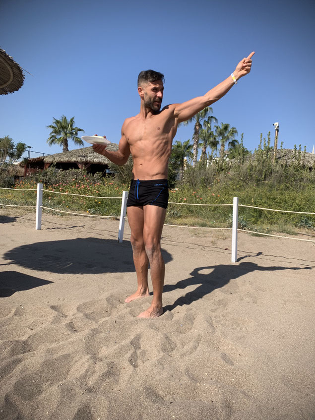FitMitSly Healthengineers Salih Sara Personal Training Köln Personal Trainer am Strand Transformationsbild mit Ripped und Shredded Pose 