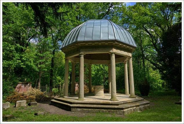 Der 2020/21 frisch restaurierte "Tempel der Ruhe" im Bodelschwingher Wald