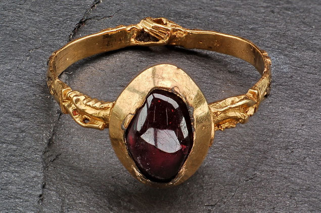 Goldring mit Granatstein, Handtreue Motiv (Verlobungs- oder auch Ehering), 13. Jhdt.