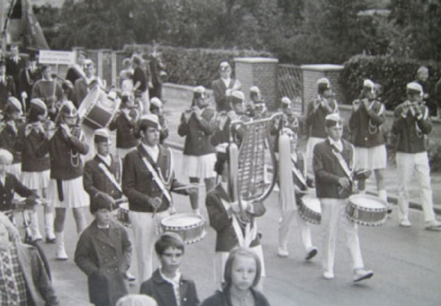  Der Spielmannszug beim ersten Landesmusikfest am 10.9. 1967 in Hohenwestedt konnte mit einem ersten Rang in der damaligen Jugendklasse nach Quickborn heimkehren. Reinhard Schaffarzyk sorgte für erste Erfolge und eine gute Vernetzung Foto: Spielmannszug