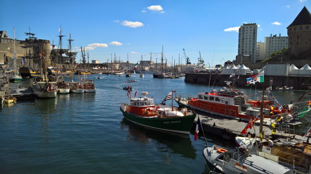 Port de Brest et ses vieux gréements, au fond à gauche le Château.