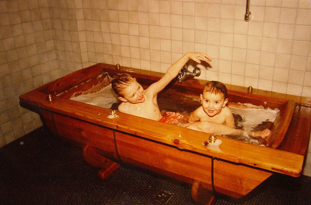 Holzbadewanne  Qelle: Salzburger Holzbadewannen edle Wanne aus Holz Holzbadewanne Holzbadewannen Holzwanne freistehend Maßanfertigung wooden bathtub 