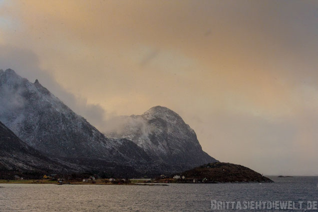 Hurtigruten,Ørnes,Berge,Schnee,Schneesturm,MS,Midnatsol,Postschiff,Kreuzfahrt,Norwegen,Fjord