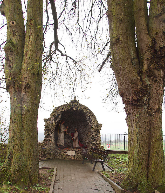 Grotte mit altem Baumbestand (2 Kastanien)