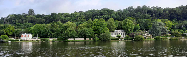 Vue de la Seine depuis le chemin de halage caché sous les arbres