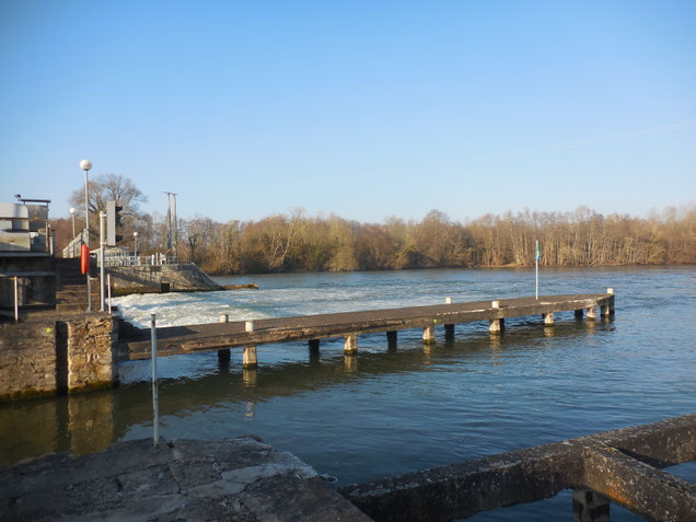 Non pas de glace, mais des remous occasionnés par le débit à la chute du barrage