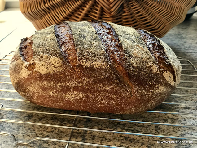 Sauerteigbrot mit langer Teigreifung, aus dem gußeisernen Topf