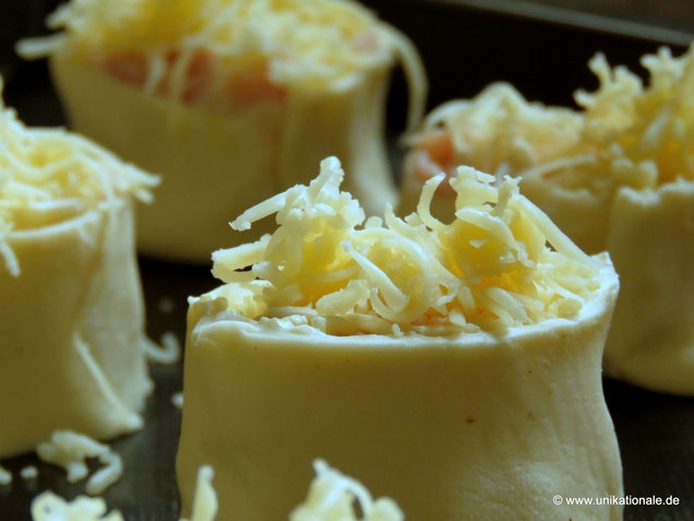 Backblech mit Blätterteigschnecken vor dem Backen