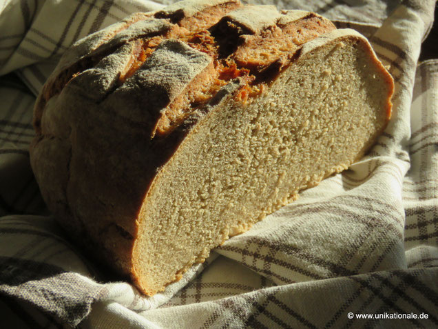 Sauerteig-Mischbrot aus dem Backofen
