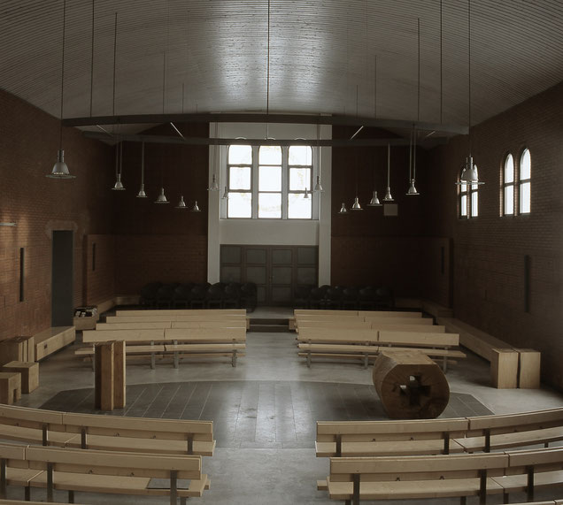 Die Gemeinde ist um die freie Mitte in zwei gegenüberliegenen halbkreisförmigen Blöcken gruppiert. Eine solche Anordnung hat in der Kirche Tradition. A. Gerhards