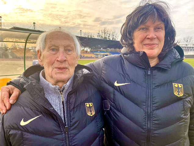 Margret Klein-Raber mit ihrem Vater Alfons Klein, ältester deutscher Teilnehmer in Torun und Bronze im Kugelstoßen M90.