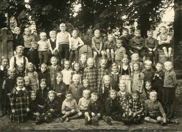 Auf diesem Klassenfoto von 1936 ist Walter Birkenruth noch inmitten seiner Mitschüler. -- Zum Vergrößern auf das Bild klicken