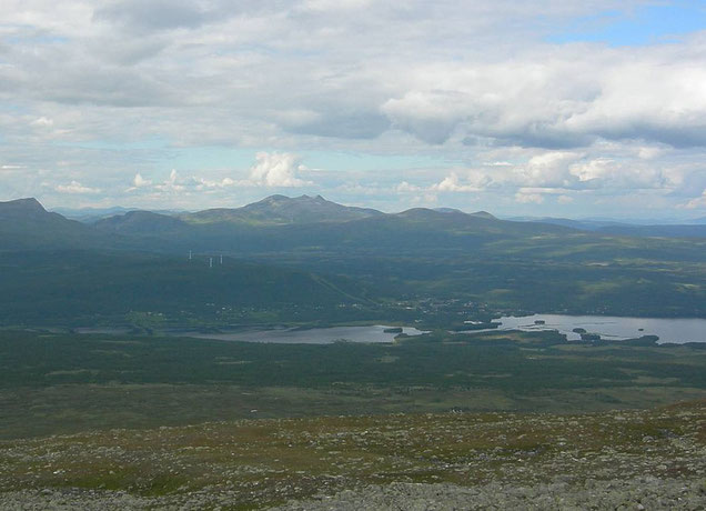Blick über den Kultsjön und Klimpfjäll zum Fjällfjället (Von Lövberg - Eigenes Werk, CC0, https://commons.wikimedia.org/w/index.php?curid=14615788)