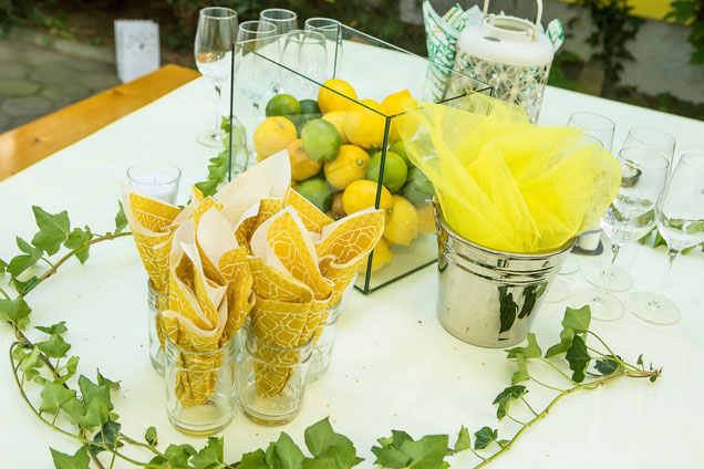 Tischdeko mit Zitronen und Limetten