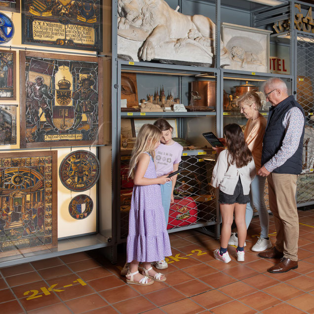 Wunderkammer_Raum_mit_verschiedenen_alten_spannenden_Dingen_wie_Schuhe_Bilder_Spiegel_Korallen