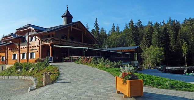 Das Arberseehaus am Großen Arbersee: Hier wird der Unterschied zwischen den beiden noch nicht verlandeten Arberseen besonders deutlich.