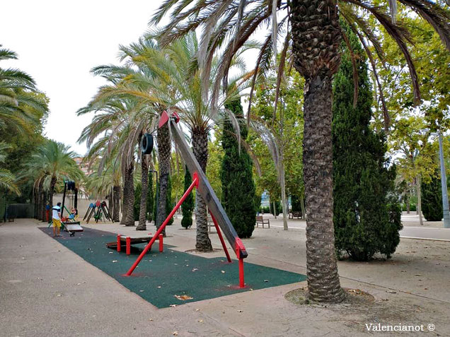 En el Parque de  Marxalenes de Valencia cuentan con columpios, toboganes, balancines, conjuntos y juegos especiales.
