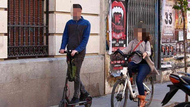 Lo mismo pasa con los patinetes eléctricos y lo mismo que los ciclistas no tienen el menor respeto con los viandantes e igual que los ciclistas se lo saltan todo.