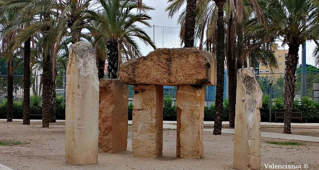 Unos monolitos de piedra en el parque de Marxalenes de Valencia