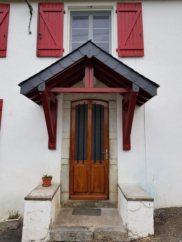 Petit toit sur porte d'entrée réalisation menuiserie aran mauleon