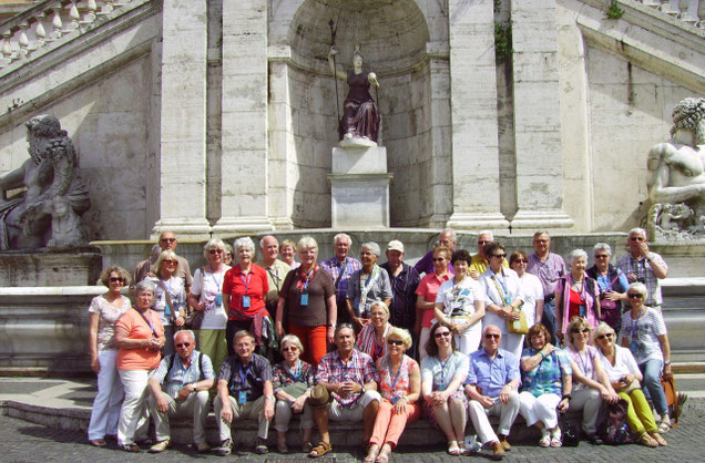 Gruppenfoto auf dem Treppenaufgang mit der Brunnenanlage von Michelangelo vor dem Senatorenpalast mit der Göttin Minerva auf dem Kapitolsplatz