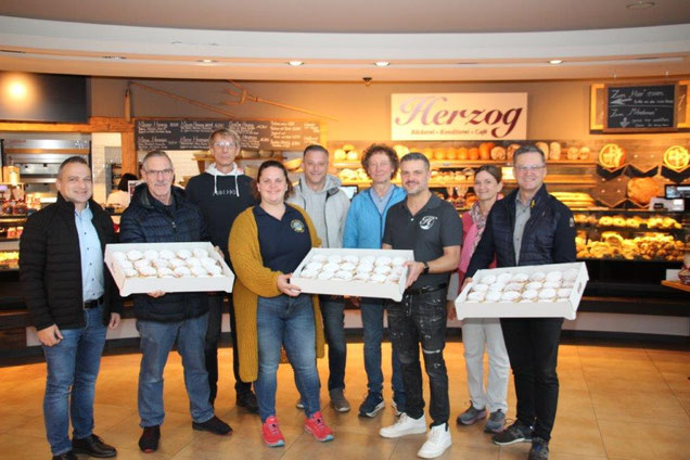 Die derzeitige Präsidentin des Lions Club Brombachsee, Nicole Vierheller, mit Geschäftsführer Alexander Herzog (Mitte) mit einem Teil der Helferinnen und Helfer Foto: Lions Club Brombachsee