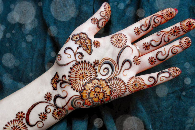 La tradición del arte Mehndi comenzó en el año 3.000 a. C.