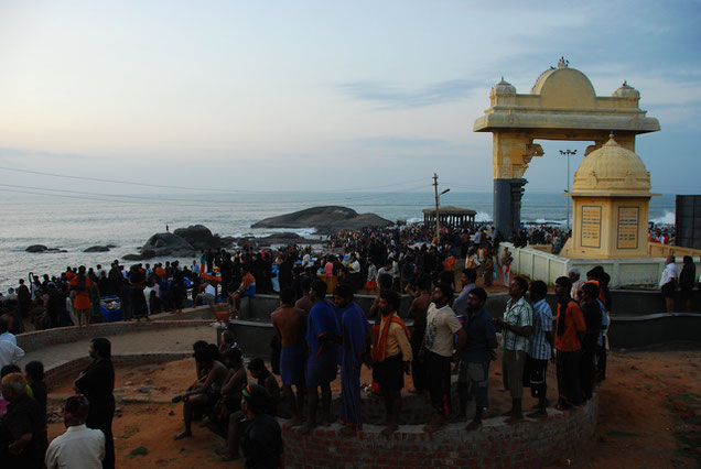 Kanyakumari 11.01.2012: Crowd awaiting the sun.