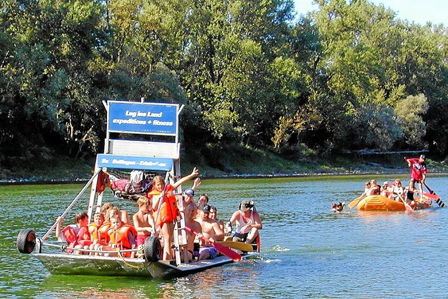 Rafting mit Schlauchbooten im Rhein bei Bad Bellingen