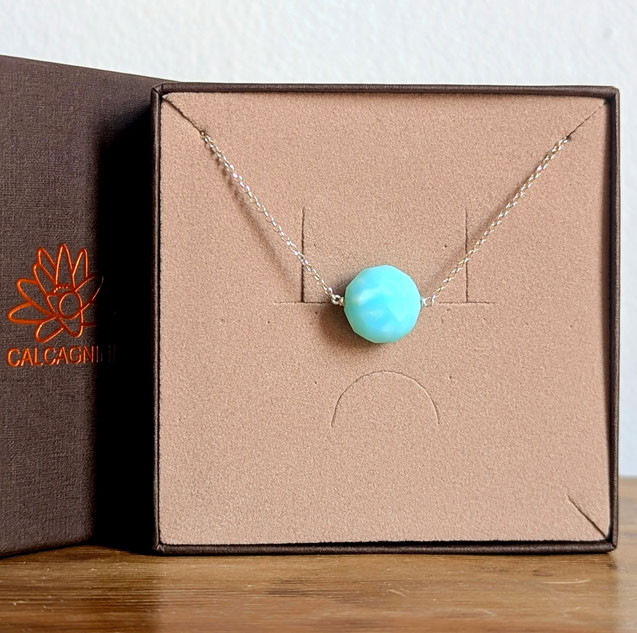 Collana con opale blu peruviano naturale tondo di 14 mm di diametro, dal colore molto intenso, e catena in argento sterling dalla finitura diamantata di 43 cm di lunghezza