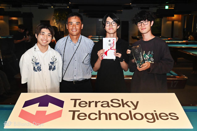 優勝：明治大学 3.7.w （サンナナダブル）Bチーム 来間心斗／齋藤祐弥／鈴木伊織　※左2はメインスポンサーの株式会社テラスカイ・テクノロジーズの取締役執行役員・宮内修さん