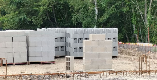 Au premier plan : le mur de la pose de la première pierre du futur Centre de Première intervention.