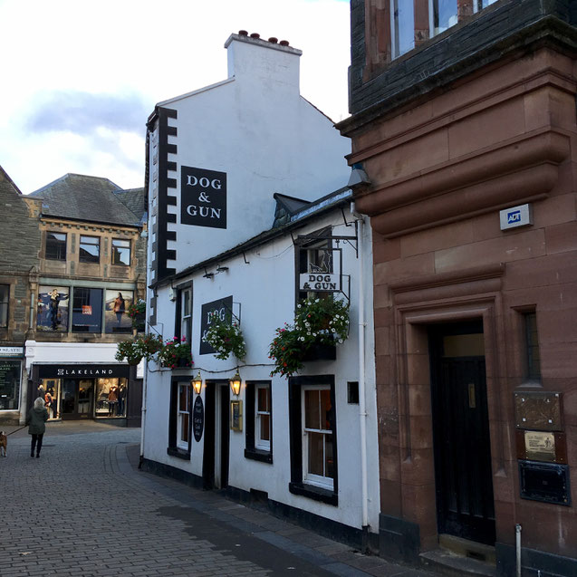 In den Straßen von Keswick, Pub "Dog and Gun"