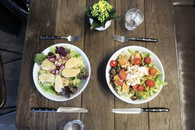 Restaurant apoTHEKE Lunch Bar Kaffee Mariam alias Zurichfoodadvisor am Lasagne, Panini und Salat essen, Kaffee, Cappuccino, Zara, Brünettem Model, Foodie, Zurich, vegan, salat, dessent, Kuchen, vergangen Kuchen, hausgemacht, Uni Zürich