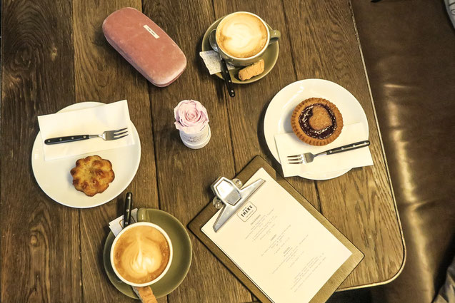 Restaurant apoTHEKE Lunch Bar Kaffee Mariam alias Zurichfoodadvisor am Lasagne, Panini und Salat essen, Kaffee, Cappuccino, Zara, Brünettem Model, Foodie, Zurich, vegan, salat, dessent, Kuchen, vergangen Kuchen, hausgemacht, Uni Zürich