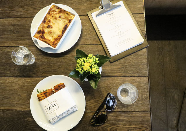 Restaurant apoTHEKE Lunch Bar Kaffee Mariam alias Zurichfoodadvisor am Lasagne, Panini und Salat essen, Kaffee, Cappuccino, Zara, Brünettem Model, Foodie, Zurich