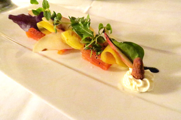 Salat mit Fisch gelben Rande auf Teller im Zunfthaus zur Waag in Zürich