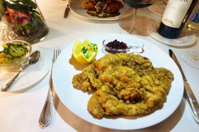 Saftiges Wiener Schnitzel in Zürich, Schweiz von Zurichfoodadvisor