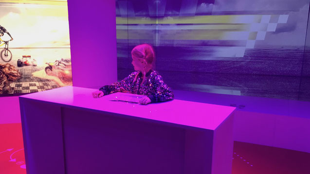 Ein Kind moderiert im Fernsehen