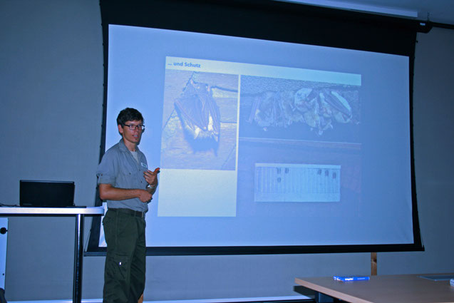 Christian Ehrke beim Multimedia- Vortrag über Fledermäuse