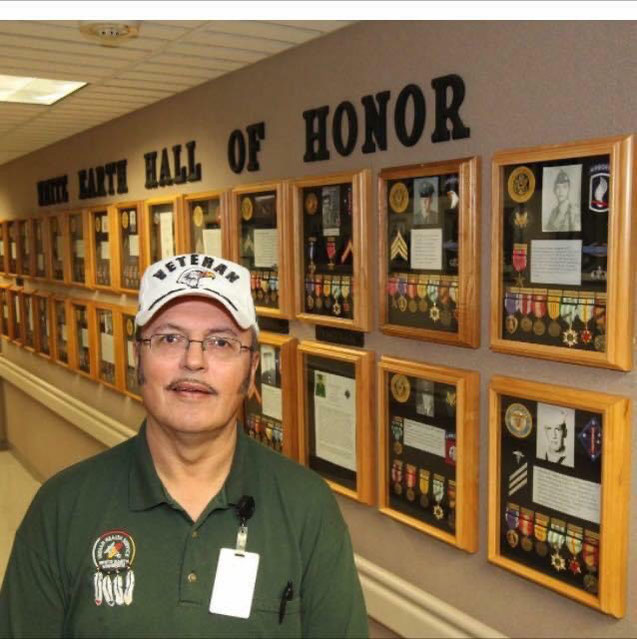 Tim FAIRBANKS in front of the White Earth Indian Hall of Honor . USA.