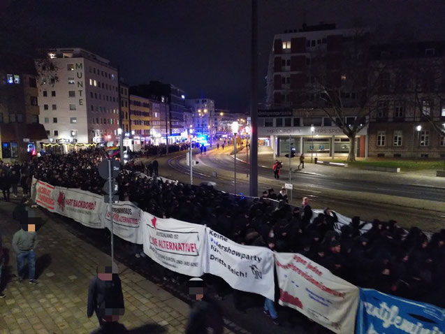 Der Schwarze Block der Antifa am 29.11.2019 in Braunschweig- sieht für mich nicht sehr nach Demokratie aus. (twitter.com)