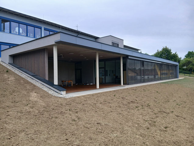 Ansicht Süd-Osten mit Freiluftklasse