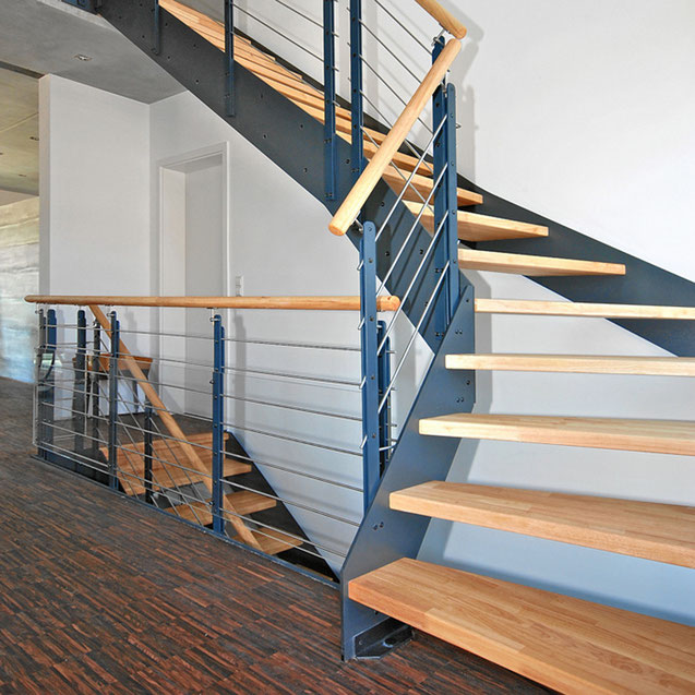 modernisierte Treppe Holz Metall mit Bucher Treppen Modell LOFT, Handlauf aus Holz
